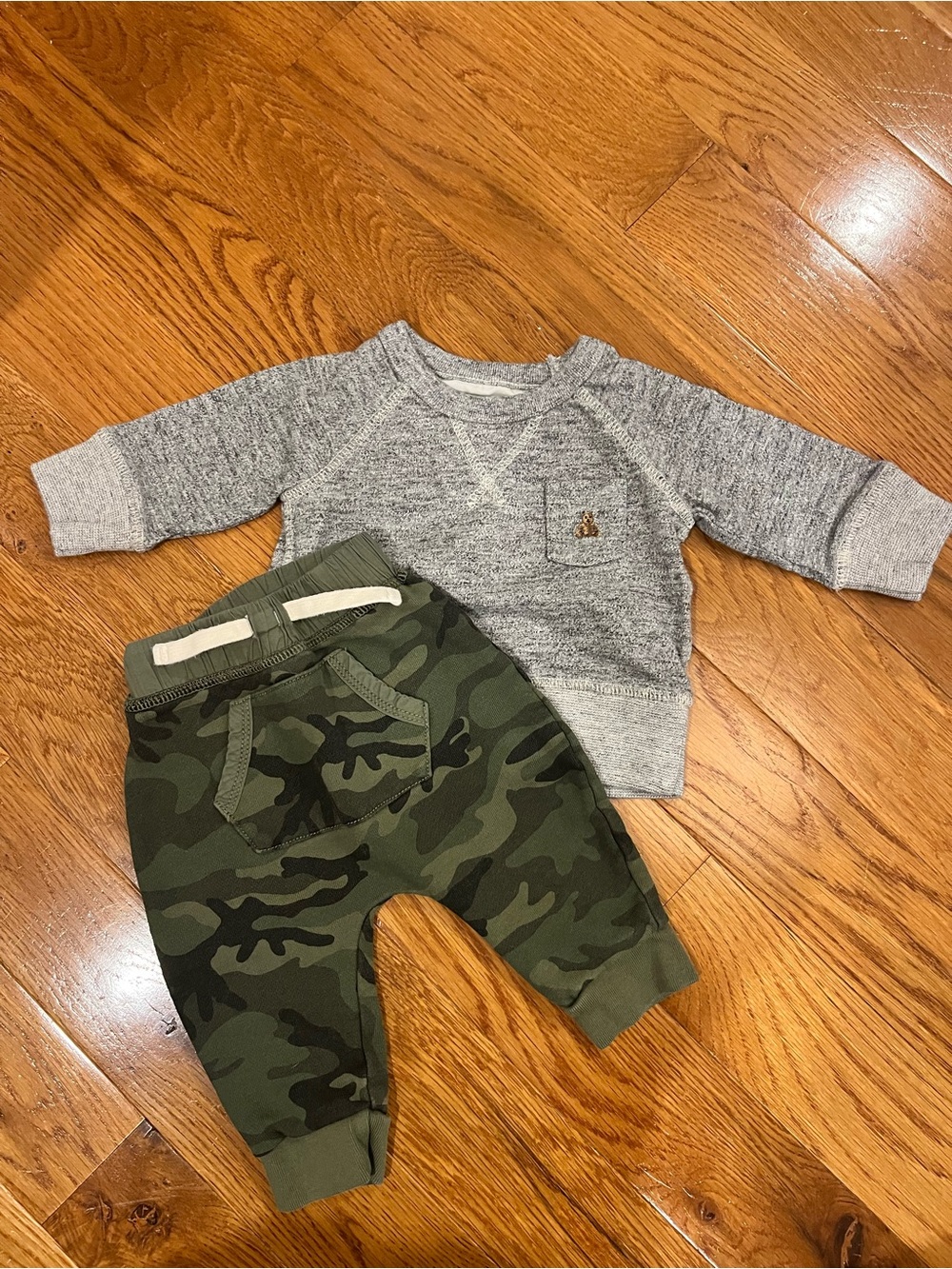 Baby GAP bundle Toddler Camo Jogger Pants - Green camo grey sweatshirt